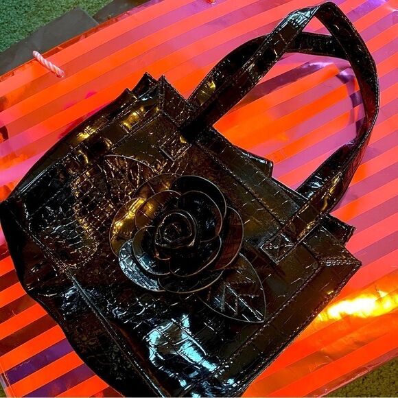 Black alligator-look vinyl purse w/ 3-D flowe design. Magnetic closure snap - Picture 2 of 10